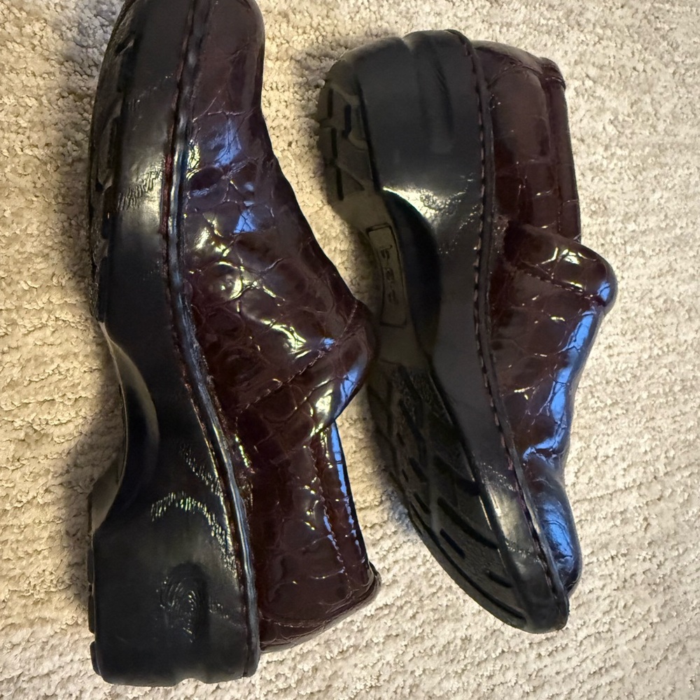 b.o.c Born Burgundy Faux Leather Croc Reptile Closed Back Clogs Size 7.5 Slip On - Picture 4 of 10